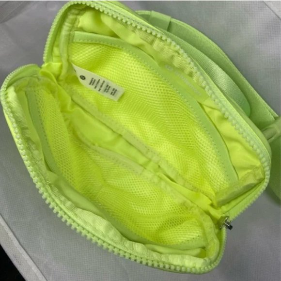 Lululemon Everywhere Belt Bag 1L Electric Lemon - Picture 4 of 5